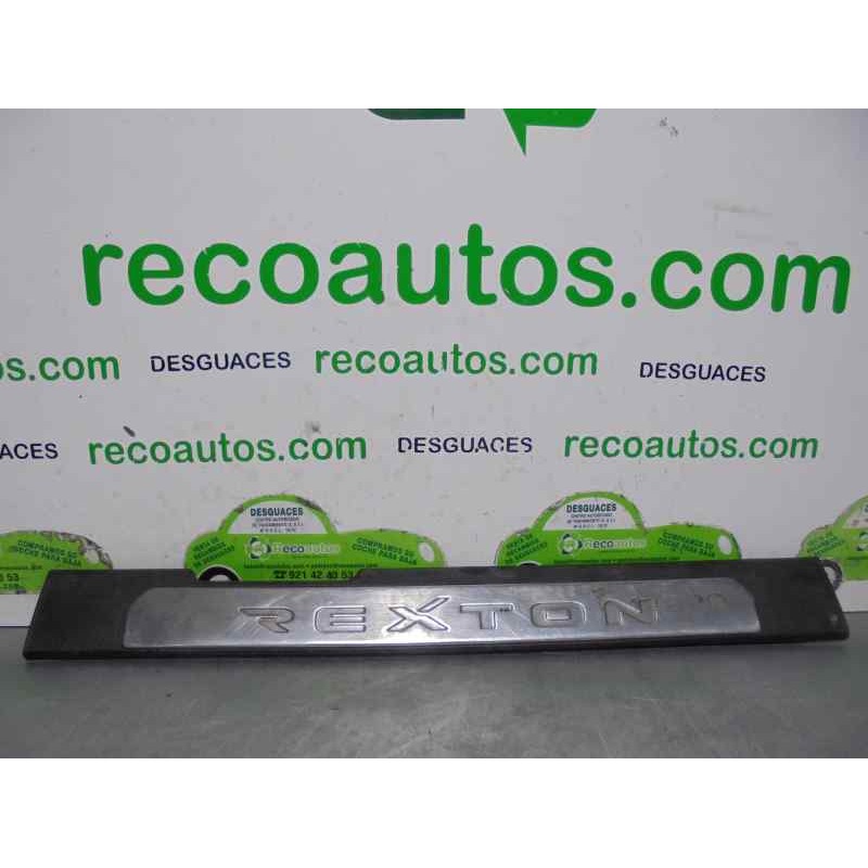 Recambio de molduras delanteras para ssangyong rexton 2.7 turbodiesel cat referencia OEM IAM 7729008010  