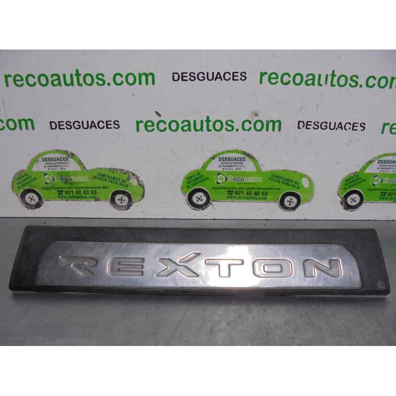 Recambio de molduras traseras para ssangyong rexton 2.7 turbodiesel cat referencia OEM IAM 7726508010  