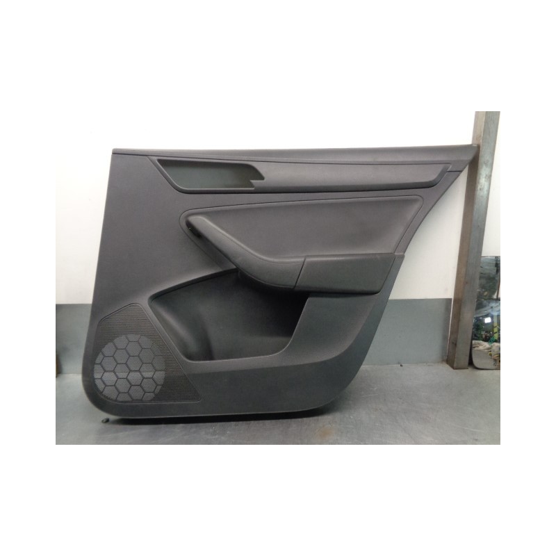 Recambio de guarnecido puerta trasera derecha para skoda rapid 1.6 tdi dpf referencia OEM IAM 5JH867024C  