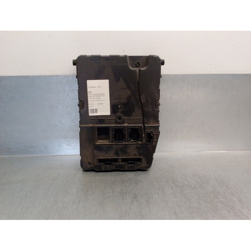 Recambio de caja reles / fusibles para renault megane ii berlina 5p 1.6 16v referencia OEM IAM 8200780007 U118400140J SIEMENS