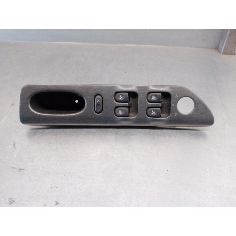 Recambio de mando elevalunas delantero izquierdo para renault laguna (b56) 1.8 cat referencia OEM IAM 7701707064  