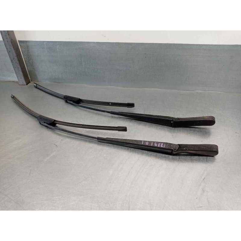 Recambio de brazo limpia delantero derecho para opel zafira a elegance referencia OEM IAM 90582557 90582558 