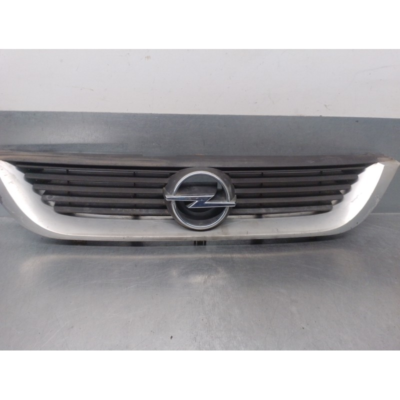 Recambio de rejilla delantera para opel vectra b berlina 2.0 dti referencia OEM IAM 90568226 90568226 