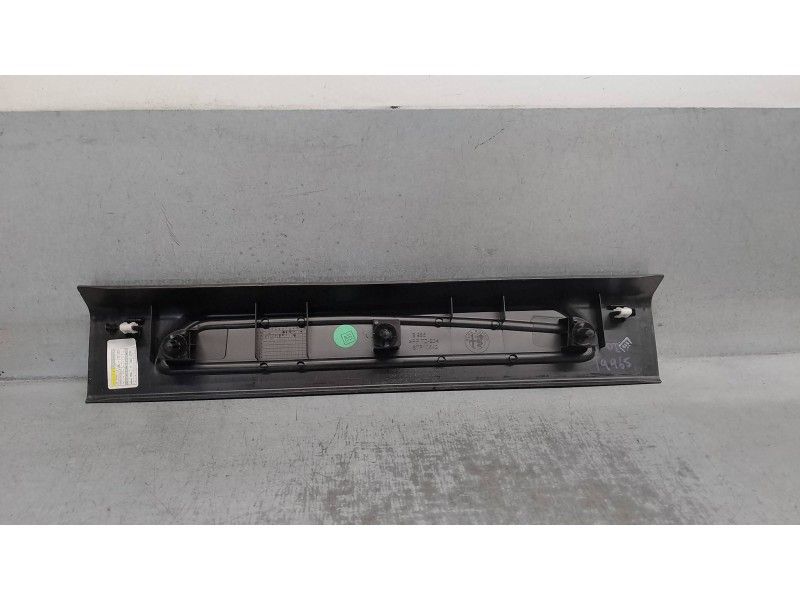 Recambio de molduras delanteras para alfa romeo giulia (952) 2.2 jtdm cat referencia OEM IAM 156107575  