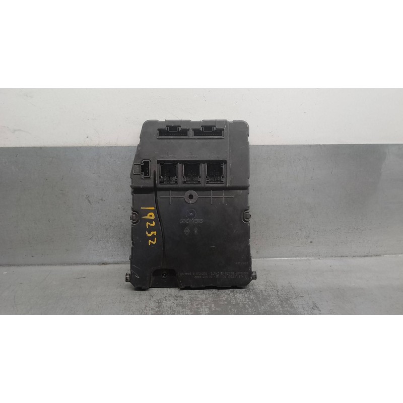 Recambio de caja reles / fusibles para renault megane ii berlina 5p 1.9 dci diesel referencia OEM IAM 8200261824  
