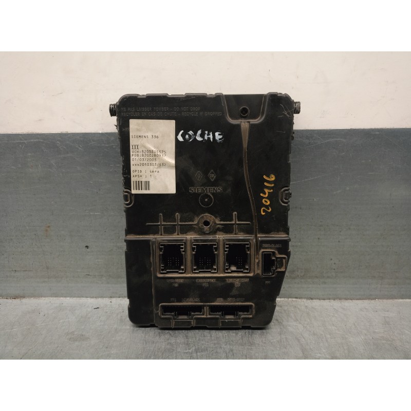Recambio de caja reles / fusibles para renault megane ii berlina 5p 1.9 dci diesel referencia OEM IAM 8200305575 SIEMENS