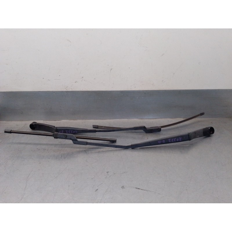 Recambio de brazo limpia delantero derecho para hyundai i30 1.4 cat referencia OEM IAM 983212L000 983112L000 