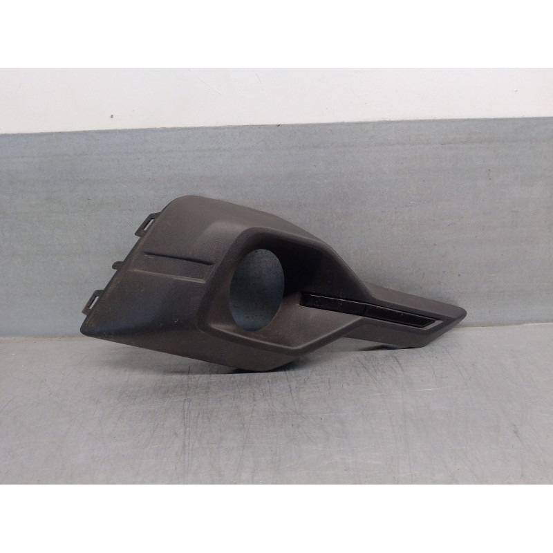 Recambio de molduras delanteras para dacia sandero 0.9 tce cat referencia OEM IAM 261A24561R  