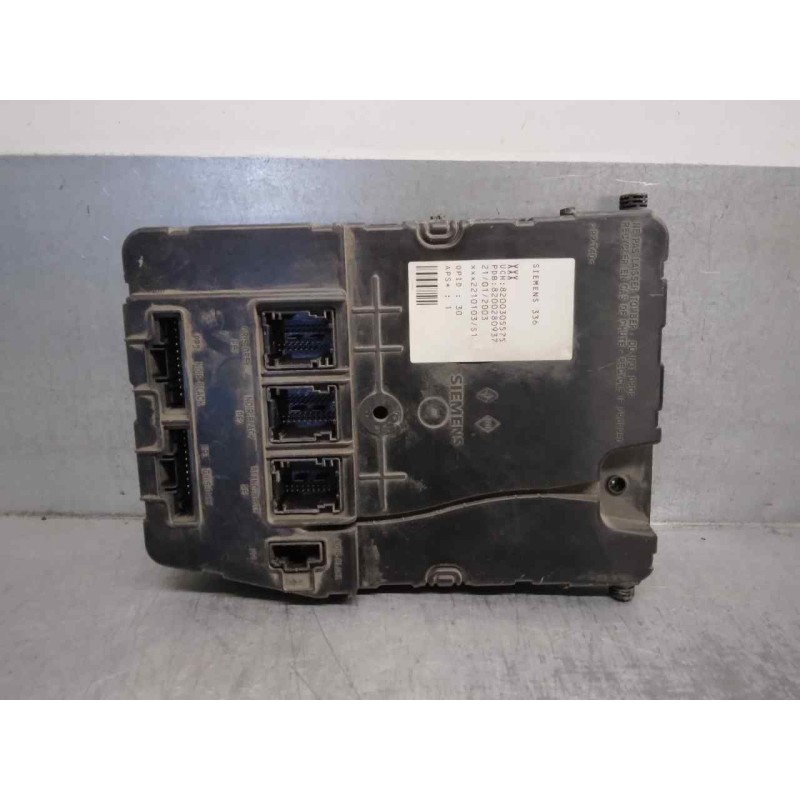 Recambio de caja reles / fusibles para renault megane ii berlina 5p 1.6 16v referencia OEM IAM 8200305575  