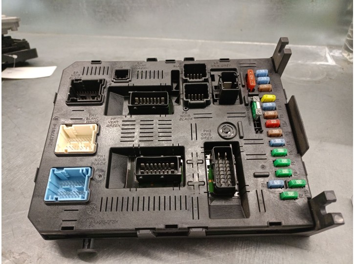 Replacement relay / fuse box for Citroën C4 Berlina 1.6 HDi CAT (9HY / DV6TED4) OEM IAM reference 9658158780 281133997A1