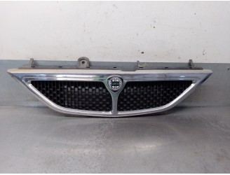 Recambio de rejilla delantera para lancia lancia y 1.2 cat referencia OEM IAM 86227ZCP 712196808  CON TRES PATILLAS ROTAS VER FO
