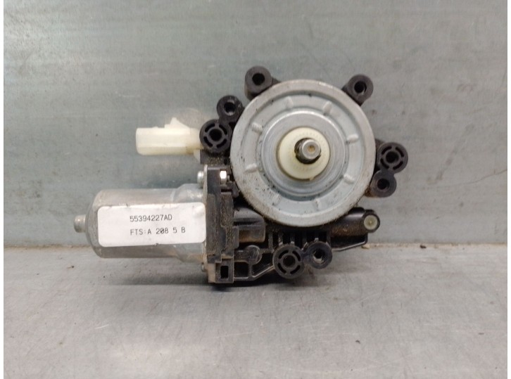 Recambio de motor elevalunas delantero izquierdo para jeep gr. cherokee (wh) 3.0 crd cat referencia OEM IAM 55394227AD 55394227A