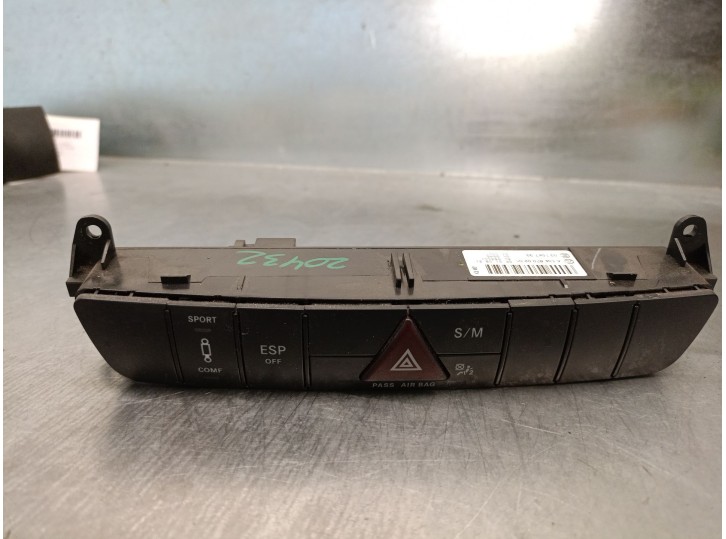 Replacement hazard warning switch for Mercedes-Benz GL Class (X164) 3.0 CDI CAT OEM IAM reference A1648700251 A1648700251 