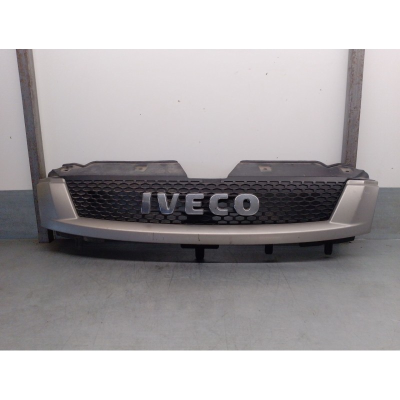 Recambio de rejilla delantera para iveco daily caja cerrada (2006 =>) 2.3 diesel cat referencia OEM IAM 5801255766 5801255792