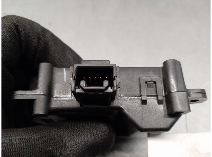 Recambio de motor apertura trampillas climatizador para lexus ct 200h referencia OEM IAM 0638000181  DENSO