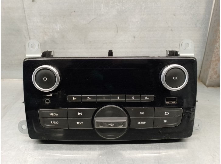 Replacement audio system / CD radio for Renault Clio IV 1.5 dCi diesel FAP OEM IAM reference 281153307R 