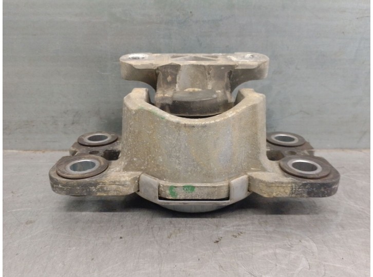 Replacement of left engine mount for Volvo XC70 II (136) D5 AWD OEM IAM reference 6G927M121 31316876 