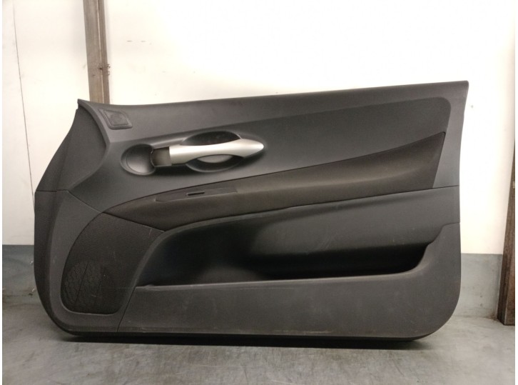 Recambio de guarnecido puerta delantera derecha para toyota auris 1.4 turbodiesel cat referencia OEM IAM 67763X1F02 6761002E10B0