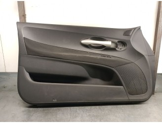 Recambio de guarnecido puerta delantera izquierda para toyota auris 1.4 turbodiesel cat referencia OEM IAM 67764X1F02 6762002E10