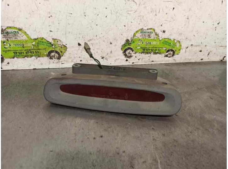 Replacement center brake light for Hyundai H1 2.5 turbodiesel OEM IAM reference 927504A0 