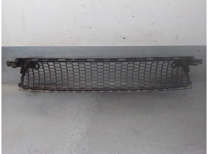 Replacement central bumper grille for Lexus IS 2.5 16V CAT (hybrid) OEM IAM reference 5311353060 5311353060 