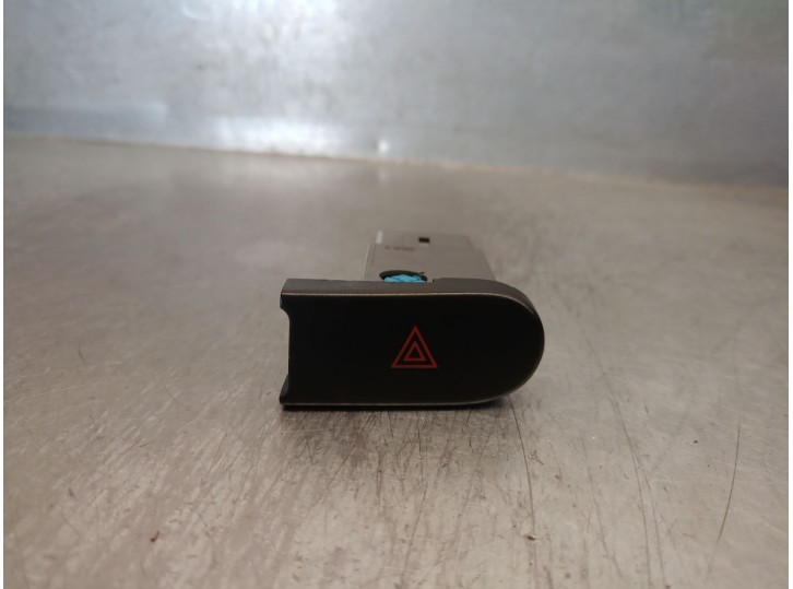 Replacement hazard warning switch for Daewoo Lanos Sedan (KLAT) 1.3 OEM IAM reference 96231858 96231858 