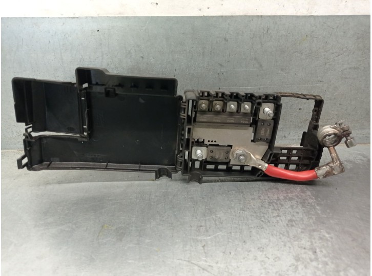 Replacement relay / fuse box for Saab 9-5 (YS3G) 2.0 TiD OEM IAM reference 525230582 
