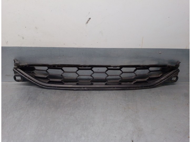 Replacement front grille for Honda HR-V (RU) 1.6 i-DTEC (RU8) OEM IAM reference 71103T7JH000 