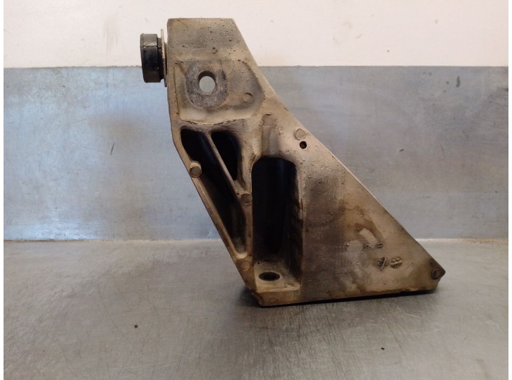 Replacement engine mount for BMW X5 (E70) 3.0 Turbodiesel CAT OEM IAM reference 67871110 677268002