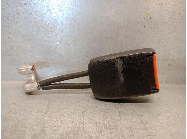 Recambio de enganche cinturon para audi 100 c4 sedán (4a2) 2.8 e referencia OEM IAM 4A0857740 
