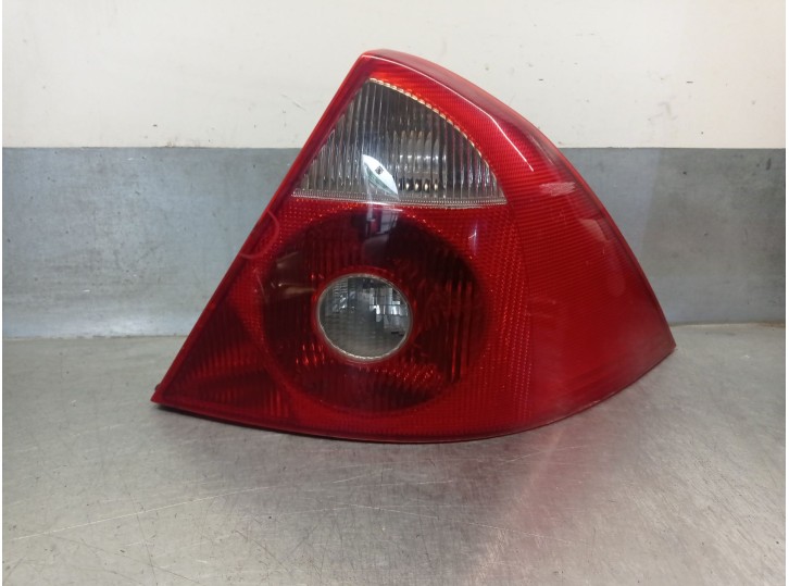 Replacement of right rear tail light for Ford Mondeo III (B5Y) 2.0 TDCi OEM IAM reference 1S7113404A 1371852 