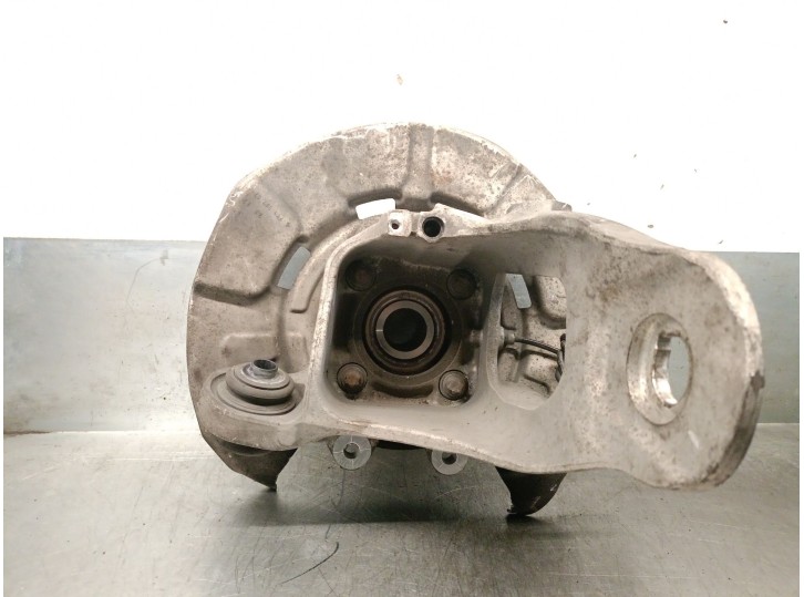 Replacement of right rear stub axle for BMW X5 (E70) xDrive 30 D OEM IAM reference 6770984 33326879102 