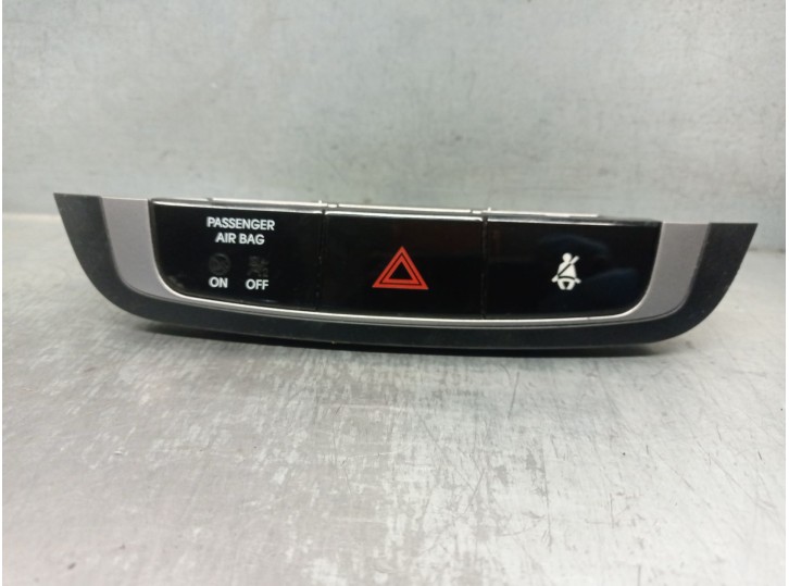 Replacement hazard warning switch for Hyundai ix35 (LM, EL, ELH) 2.0 CRDi 4WD OEM IAM reference 847402S450 
