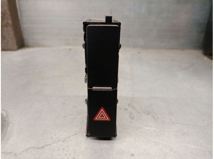 Replacement hazard warning switch for Toyota Land Cruiser (J15) 3.0 turbodiesel cat OEM IAM reference 8316060070 