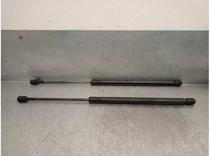 Replacement trunk / tailgate struts for Opel Zafira A MPV (T98) 2.0 DTI 16V (F75) OEM IAM reference 90579440051