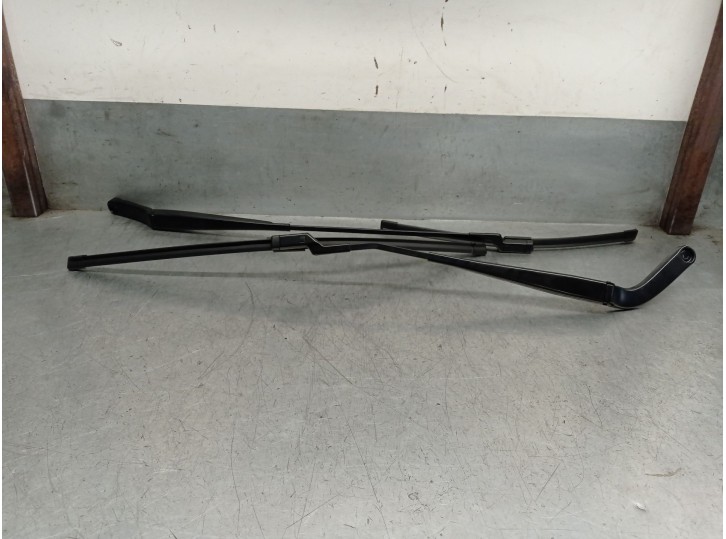 Replacement front right wiper arm for Seat Leon (KL1, KLG) 1.0 TSI OEM IAM reference 5FB955410A 5FB955409A