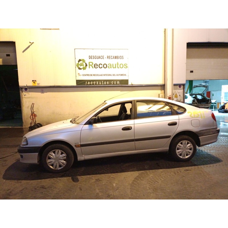 toyota avensis liftback (_t22_) del año 1999