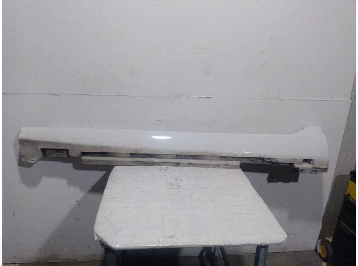 Replacement lateral skirt for Volvo V40 Hatchback (525) D3 OEM IAM reference 31395042LH 