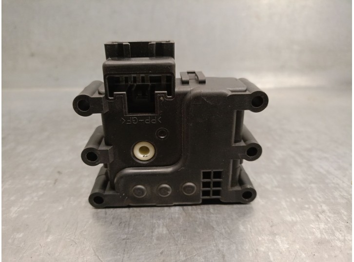Recambio de motor apertura trampillas climatizador para mazda 3 sedán (bm_, bn_) 2.0 referencia OEM IAM KD4761A60 