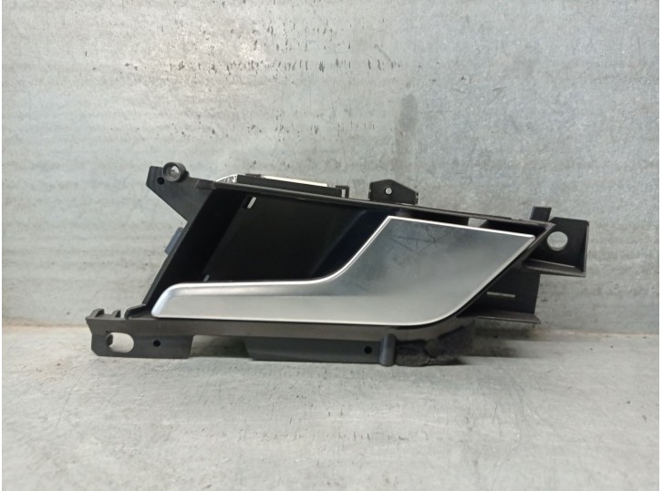 Replacement right front interior door handle for Audi A4 B9 (8W2, 8WC) 2.0 TDI Quattro OEM IAM reference 8W0837020A 