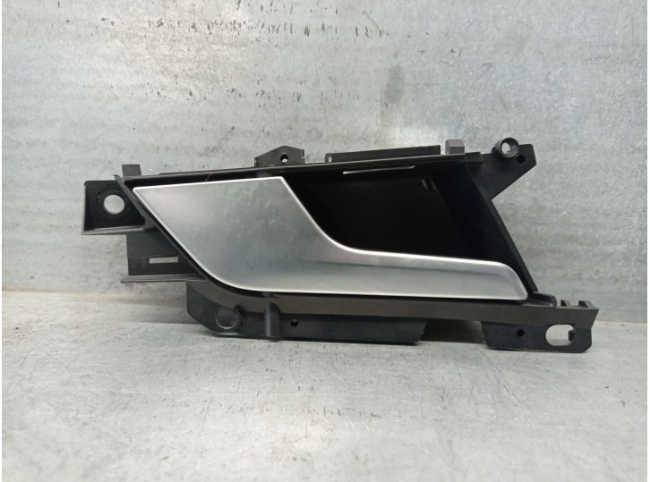 Replacement left front interior door handle for Audi A4 B9 (8W2, 8WC) 2.0 TDI Quattro OEM IAM reference 8W0837019A 