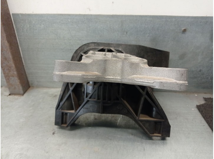 Replacement right engine mount for Citroën C4 Picasso II 1.2 THP 130 OEM IAM reference 9800895680 9800895680 
