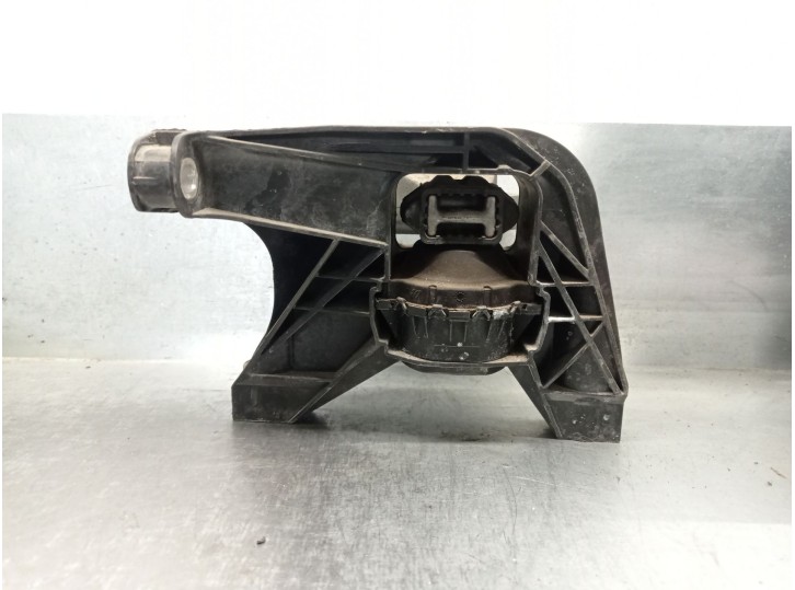 Replacement right engine mount for Citroën C4 Picasso II 1.2 THP 130 OEM IAM reference 9800895680 9800895680 