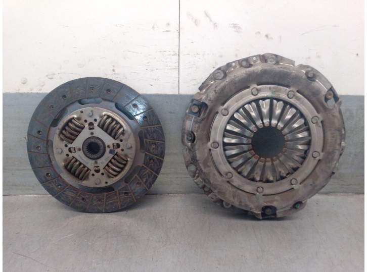 Recambio de kit embrague para renault master ii furgoneta (fd) 2.5 dci referencia OEM IAM 7711497160 7711497160 VALEO