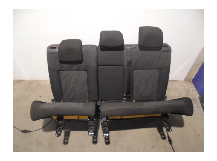 Recambio de asientos traseros para peugeot 3008 allure referencia OEM IAM 4019857 TELA NEGRA Y GRIS 5 PUERTAS