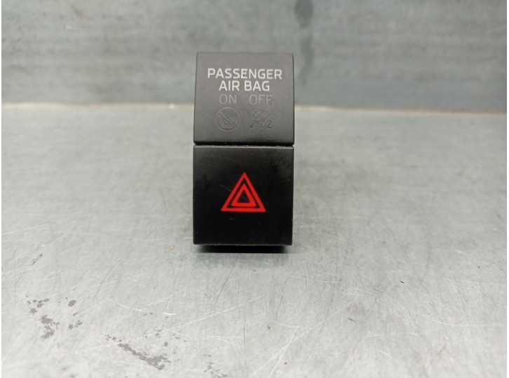 Replacement hazard warning switch for Skoda Superb III (3V3) 2.0 TDI OEM IAM reference 3V0953507 