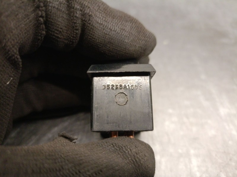 Recambio de mando elevalunas trasero derecho para jaguar xj 6 4.2 referencia OEM IAM 35258A1686  