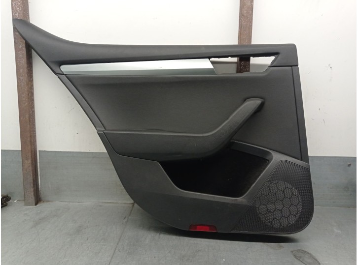 Recambio de guarnecido puerta trasera izquierda para skoda superb iii (3v3) 2.0 tdi referencia OEM IAM 3V5867023B 3V5867211 