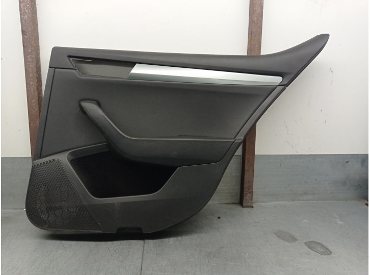 Recambio de guarnecido puerta trasera derecha para skoda superb iii (3v3) 2.0 tdi referencia OEM IAM 3V5867024B 3V5867212 