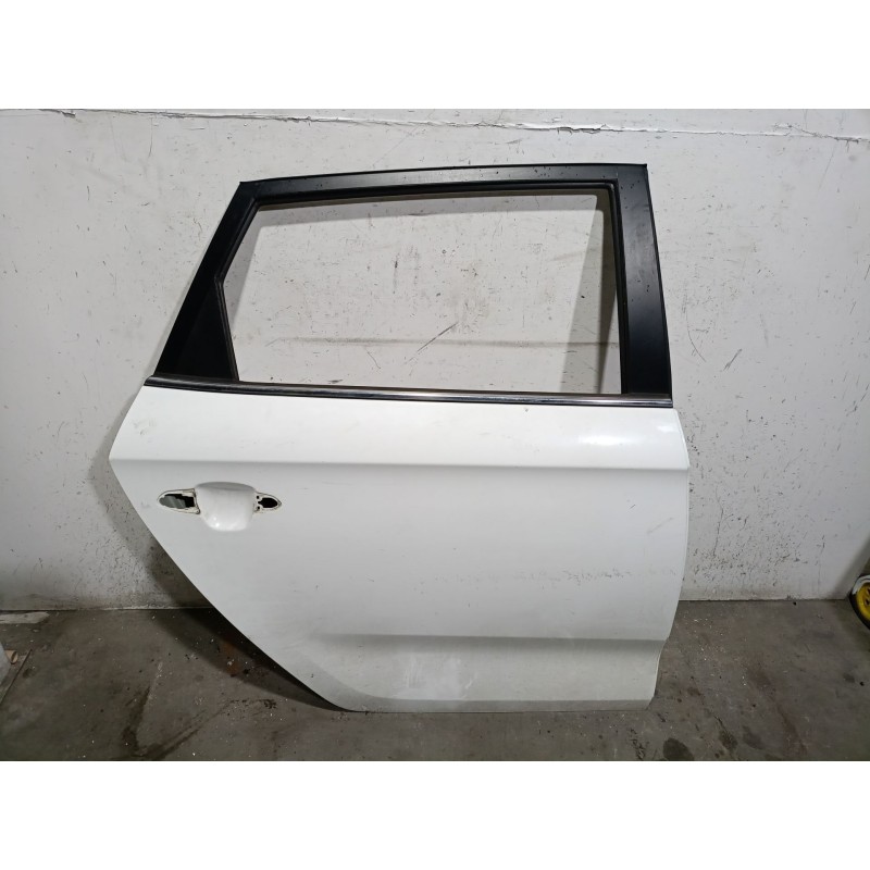 Recambio de puerta trasera derecha para kia carens iv 1.7 crdi referencia OEM IAM  77004A4000 